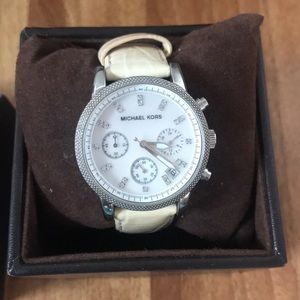 Chic Michael Kors White Leather Watch